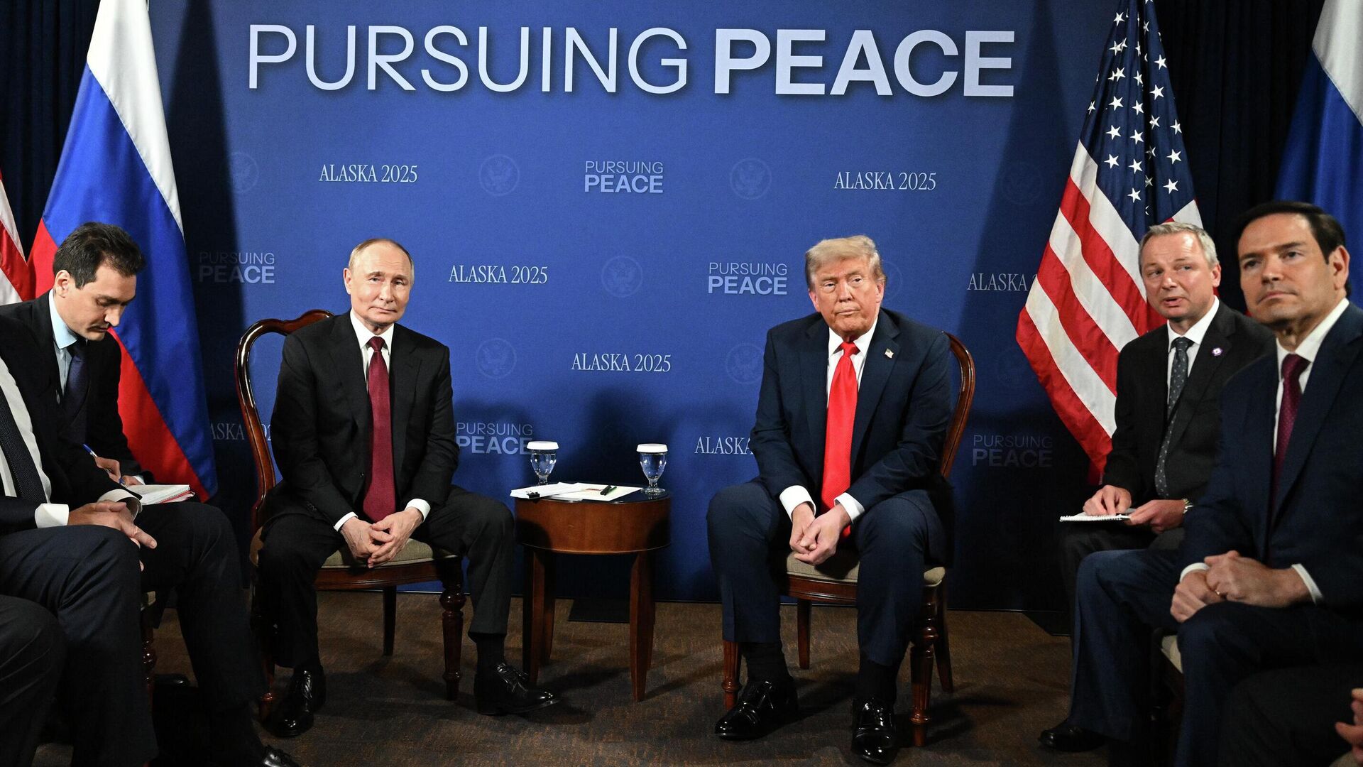 Путин пошутил перед началом встречи с Трампом